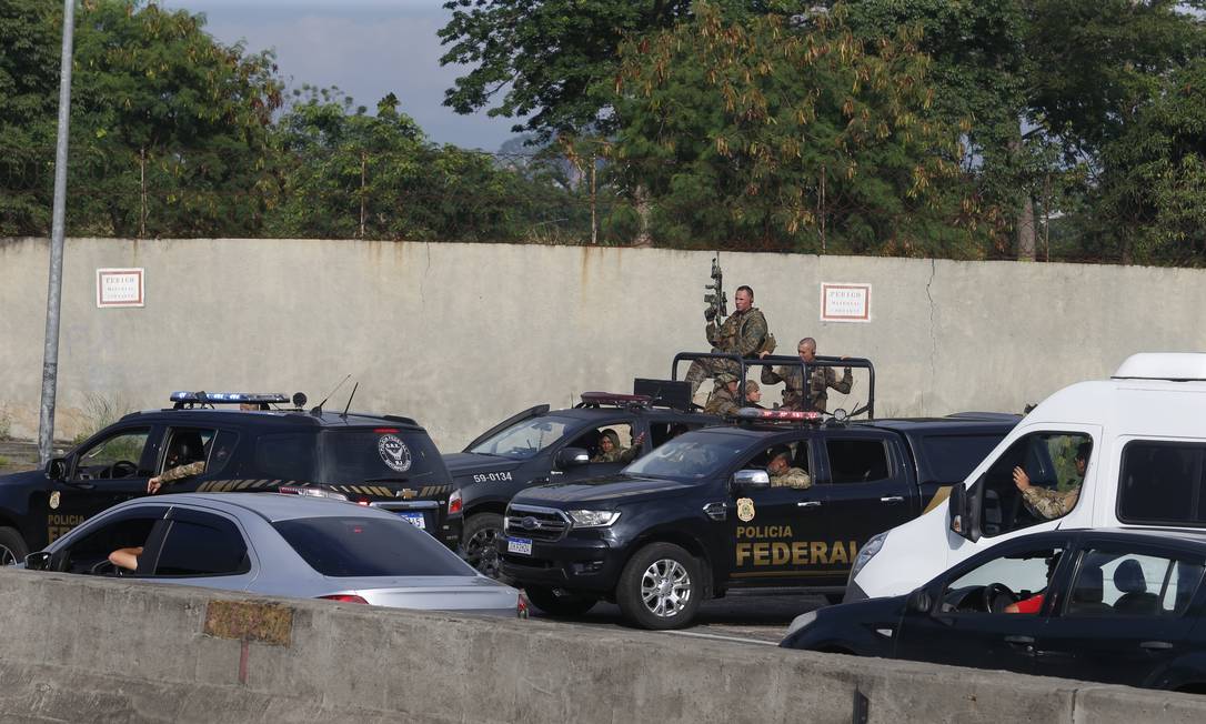 Operaçao da PF na Maré provoca tiroteio e fecha a Linha Amarela; motoristas abandonam carros para se proteger
