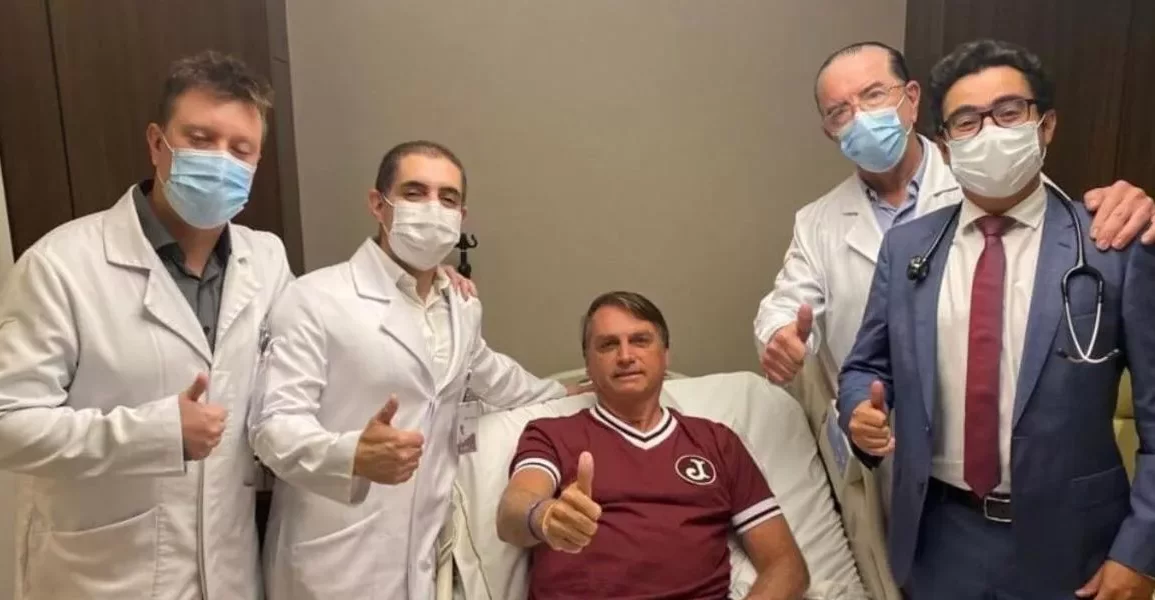 Médico de Bolsonaro diz que ele pode ter novas obstruções intestinais