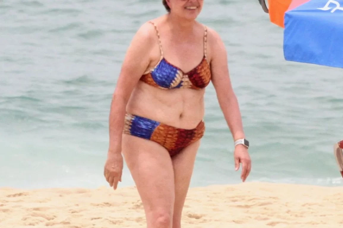 “Workaholic”, em momento raro de diversão, ex-presidenta Dilma Rousseff curte dia de praia em família