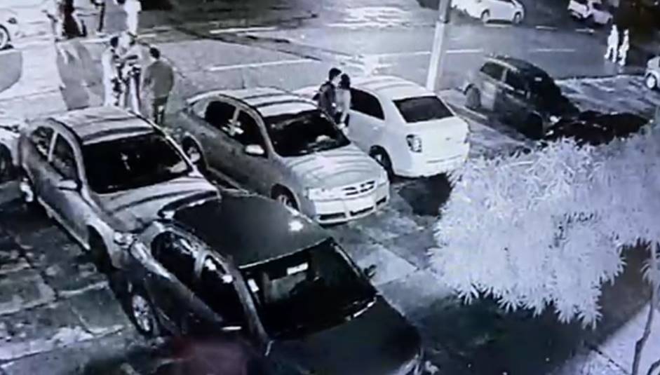 Beijos proibidos de policiais militares na porta de casa noturna podem levá-los à expulsão da PM; assista aos beijos