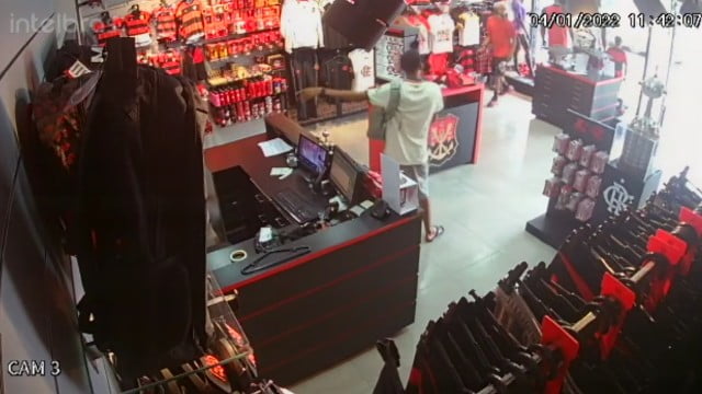 Funcionária desmaia de susto ao ficar sob mira de arma em assalto a loja na Baixada. Suspeito é preso pela PM; assista ao vídeo
