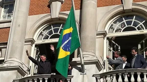 Bolsonaro transforma funeral da rainha em Londres em comício, ataques, bravatas e envergonha o Brasil, diz Fernando Brito