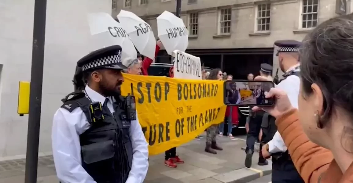 “Pare, Bolsonaro, pelo futuro do planeta”, dizia uma das faixas exibidas contra ele em Londres; protestos irritaram apoiadores que atacaram