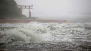 Tufão Nanmadol atinge o Japão e deixa milhares de refugiados em abrigos; veja vídeos