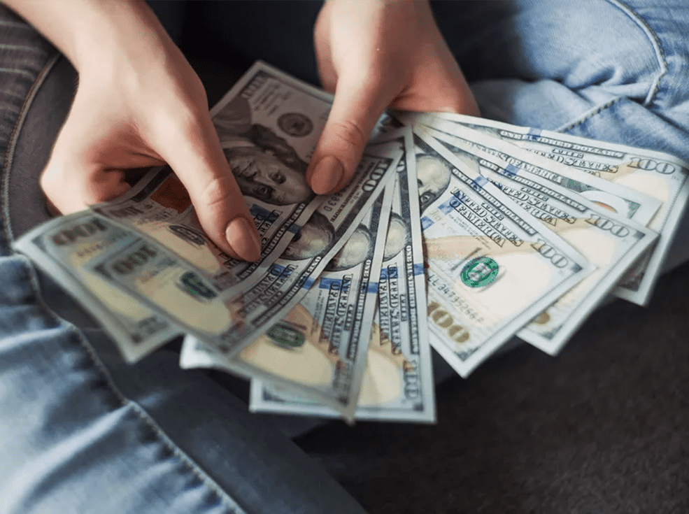 Dólar cai 2,55%  após vitória de Lula