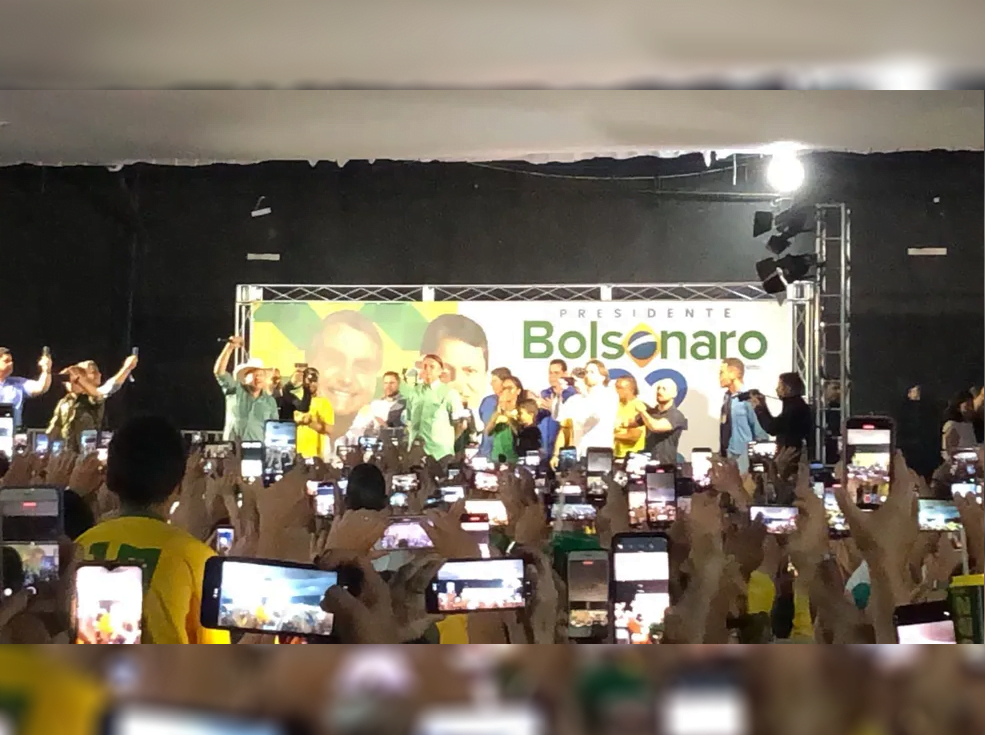 Jair Bolsonaro com apoiadores faz comício em Guarulhos