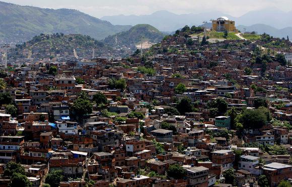 Favela, vila, subúrbio  é residência de trabalhadores.