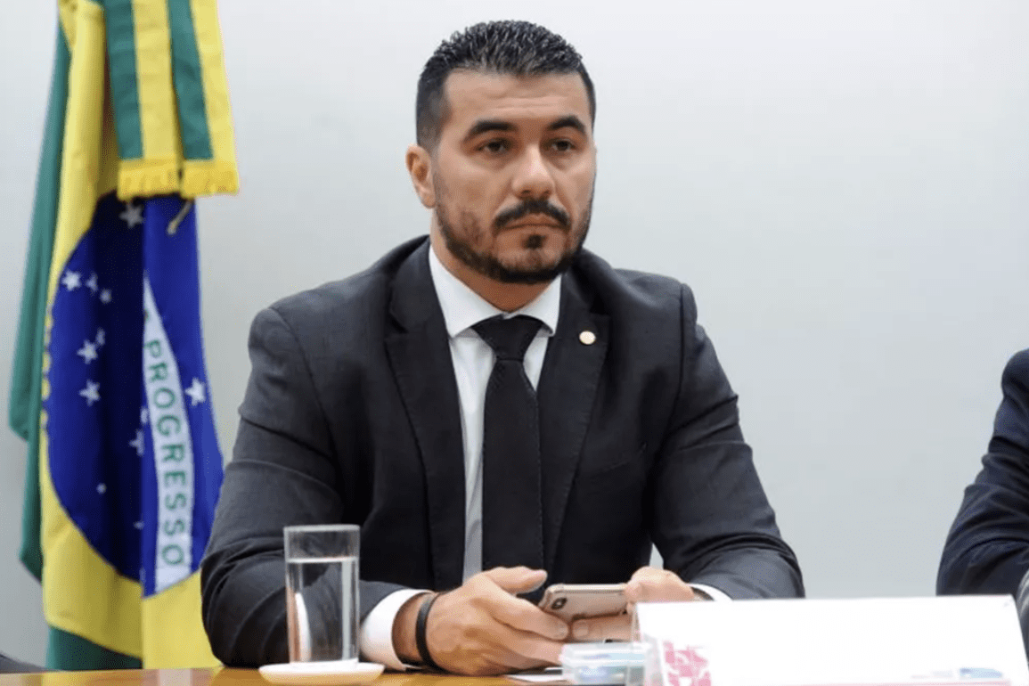 Em Brasília, Luis Miranda é xingado de “traidor” por bolsonaristas