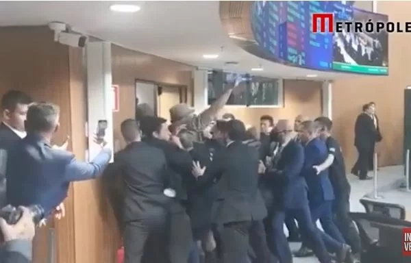 Agropecuaristas invadem plenário da Assembleia Legislativa de Goiás (assista vídeo)