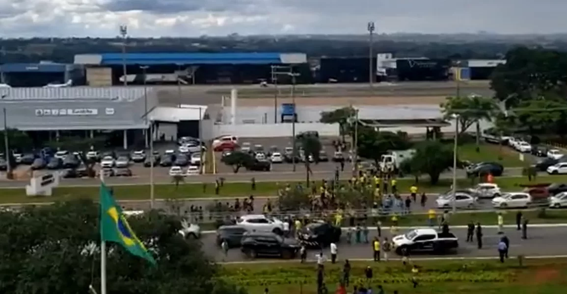 Golpistas de Bolsonaro bloqueiam acesso ao aeroporto de Brasília e provocam caos para passageiros (vídeo)