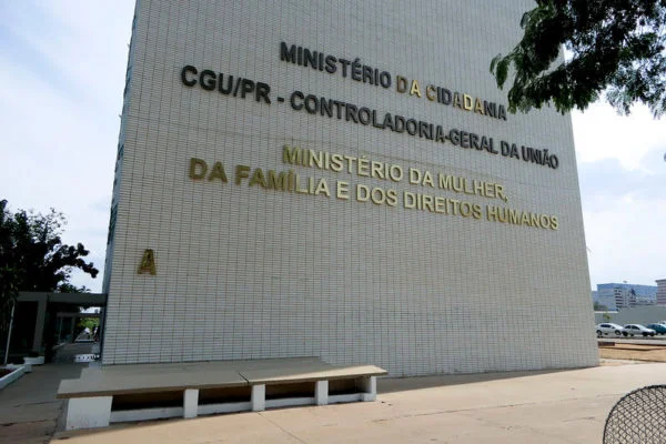 Governo gasta R$172 milhões em bebedouros e guindastes