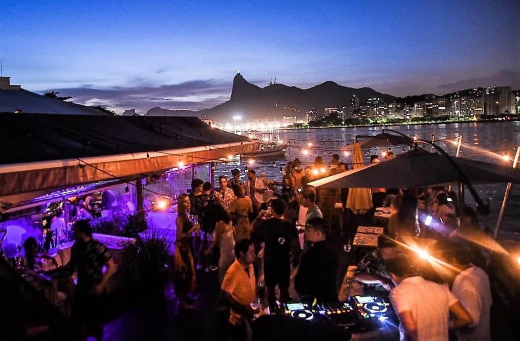 BARES E RESTAURANTES OTIMISTAS COM O VERÃO