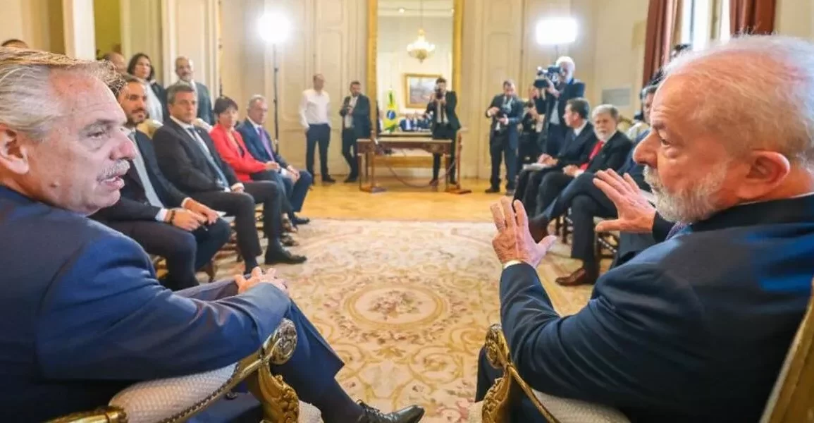 Lula e Fernández assinam declaração em que admitem ideia de moeda comum no futuro