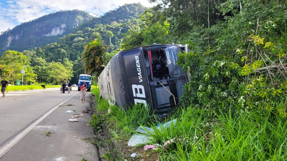 Ônibus capota na descida da Serra de Petrópolis: 20 feridos, 2 em estado grave