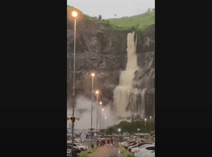 Era só o que faltava: chuva cria “Cataratas de Nova Iguaçu” na Baixada (assista ao vídeo)