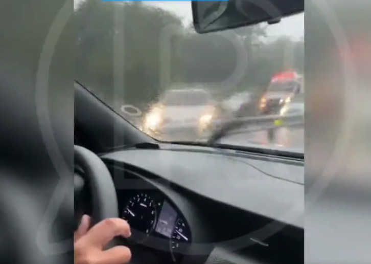 Temporal causa lentidão, paralisações e exige cuidado dos motoristas na Via Lagos (vídeo)