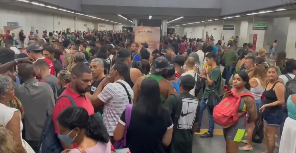 Falha na escada rolante deixa feridos e causa pânico na estação Estácio do metrô