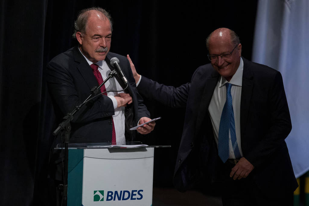 “O Brasil não pode ser somente a fazenda do mundo”, diz Mercadante ao defender uma posição mais atuante do BNDES