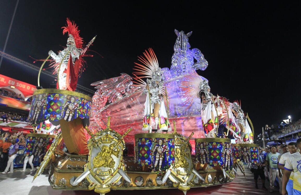 Vila Isabel, Imperatriz e Viradouro fazem desfiles grandiosos e entram na luta pelo título