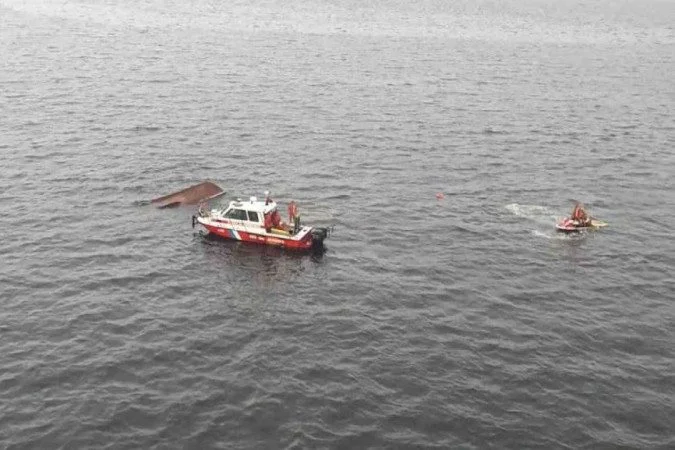 Bombeiros encontram corpos que podem ser de naufrágio no Rio