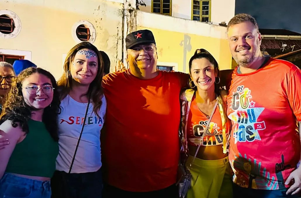 No Carnaval vale tudo: Dino participa do “bloco dos comunas” no Maranhão e faz foto com PM