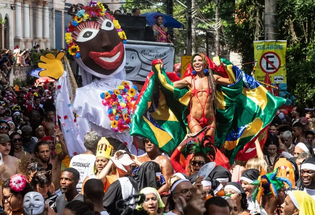 Mais de 50 blocos de rua desfilam neste domingo no Rio; saiba como encontrá-los… ou evitá-los