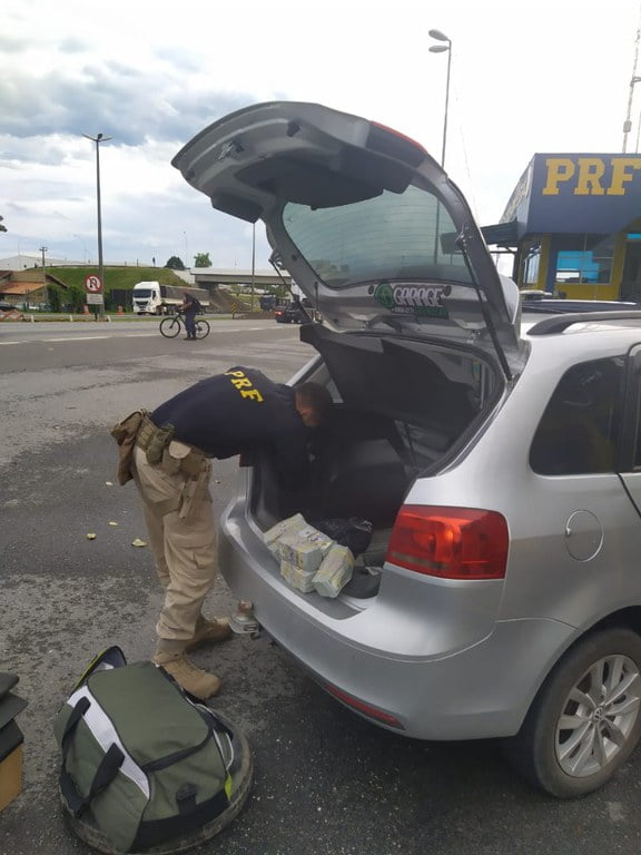 PRF apreende, em SP, 300 mil dólares escondidos na lataria de um carro (vídeo)