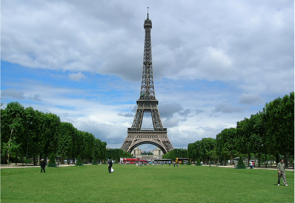 Turista brasileira é estuprada no gramado da Torre Eiffel, o maior ponto turístico de Paris