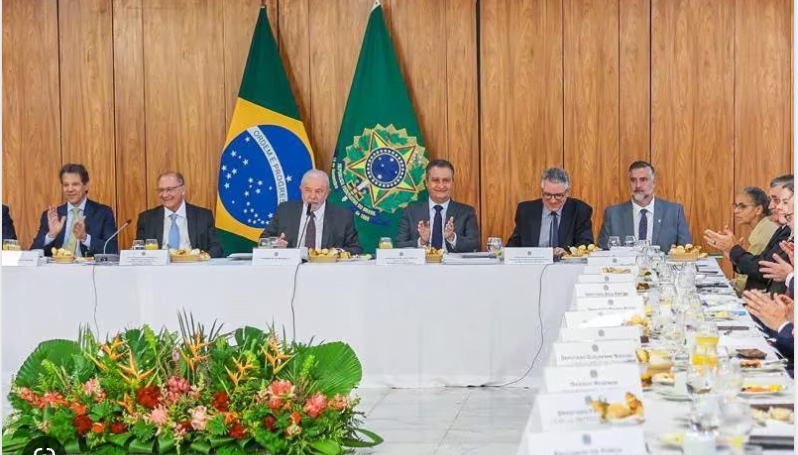 Lula diz que governo tem direito à sua política econômica e não precisa pedir licença para governar