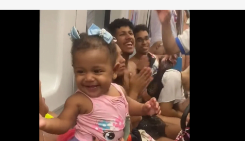 Foliões cantam em vagão do metrô, no Rio, para acalmar bebê (vídeo)