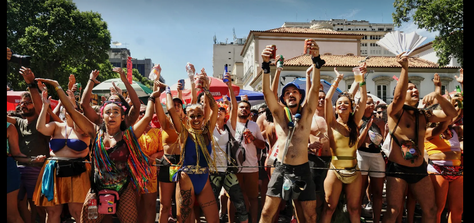 Blocos no último dia do feriadão arrastam foliões no Rio