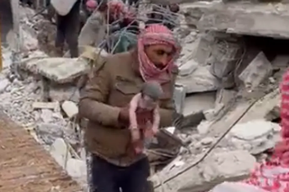 Recém-nascida é resgatada de escombros ainda com o cordão umbilical após terremoto na Síria (vídeo)