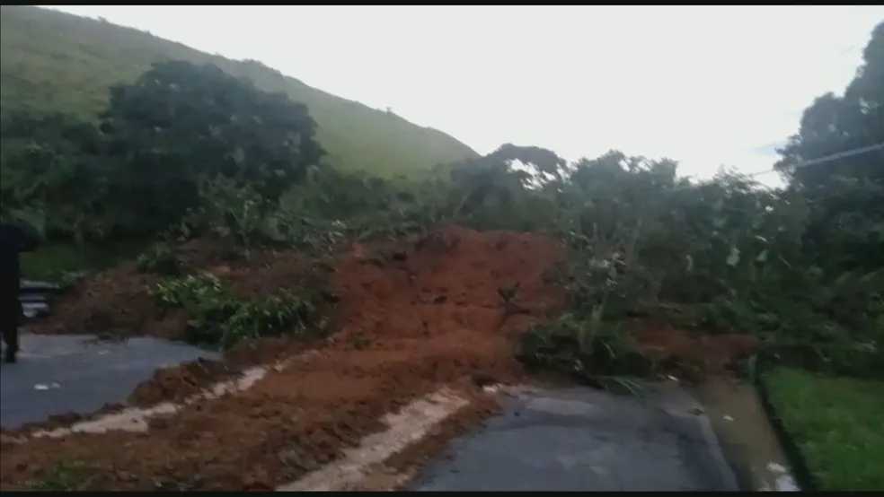 ATENÇÃO: Via Dutra está interditada nos dois sentidos na altura da Serra das Araras