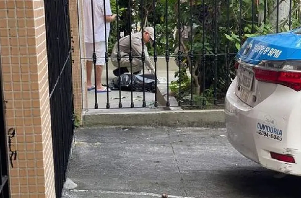 Mãe de criança de 5 anos morta ao cair do apartamento deixou os filhos sozinhos para ir passear de barco