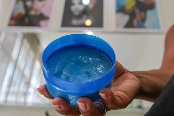 Anvisa confirma 685 casos graves de intoxicação por pomadas para cabelos em hospitais do Rio