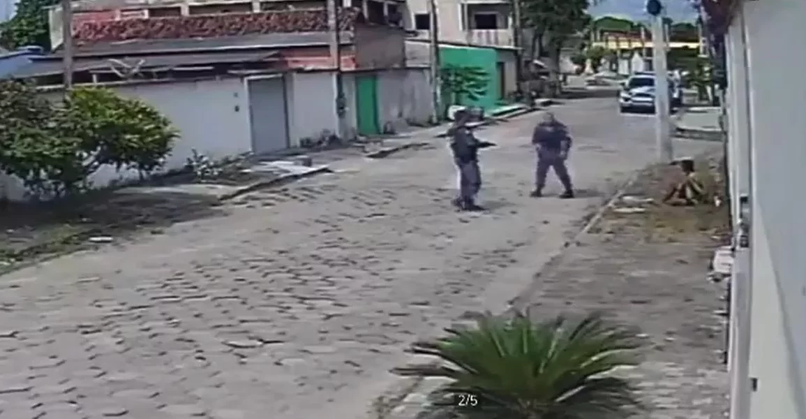 Jovem suspeito de 17 anos, mesmo rendido, é fuzilado pela PM no Espírito Santo (vídeo)