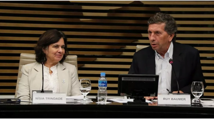 Ministra da saúde, Nísia Trindade anuncia vacinação de crianças nas escolas 