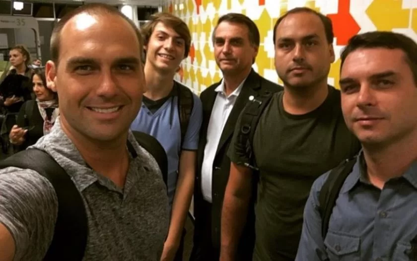 Governo Lula libera dados de visitas de filhos de Bolsonaro ao Planalto
