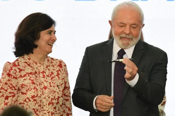 Programa Mais Médicos para o Brasil é lançado por Lula, trazendo 15 mil vagas e prioridade para médicos brasileiros