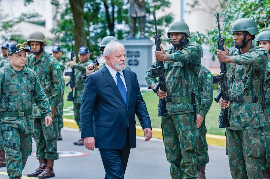 Lula se reúne com almirantes, e Marinha dá 90 dias para militares se desfiliarem de partidos