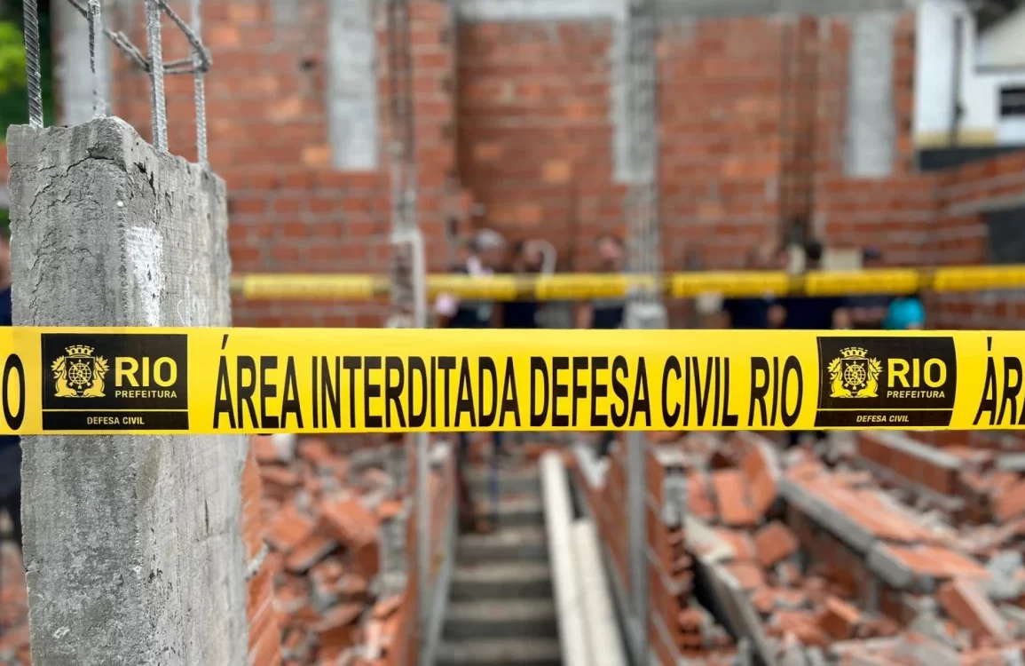 Prefeitura derruba construção irregular em comunidade na zona sul do Rio