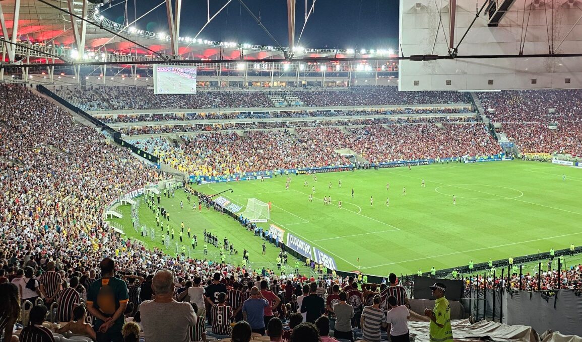 Justiça marca audiência com torcedores do Flamengo que causaram tumulto com exibição de faixa no Maracanã