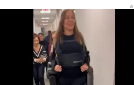 Senadora que ficou tetraplégica após acidente volta a andar com exoesqueleto durante testes do aparelho nos EUA