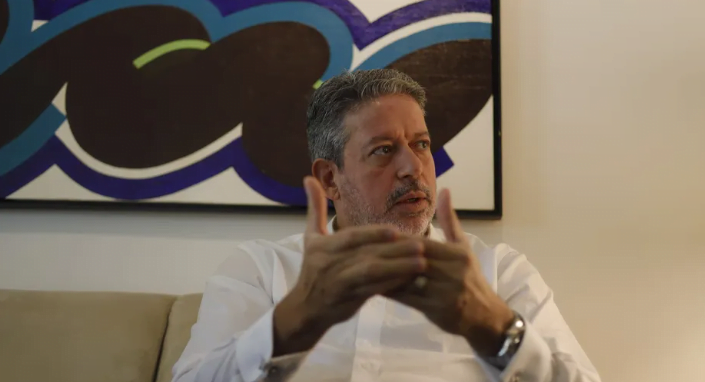 Lira critica articulação política do governo, defende emendas do relator, mas diz que “não vai sacanear” Lula na Câmara