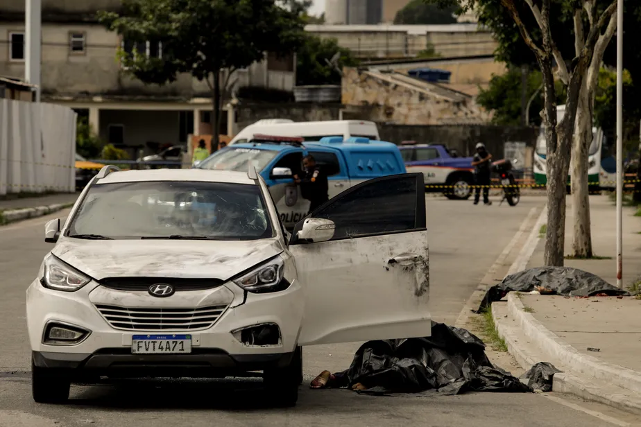 Suspeito de chefiar milícia, seu irmão PM e mulher ainda não identificada são assassinados na Baixada Fluminense
