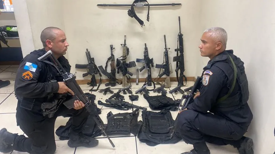 Polícia do Rio apreendeu em 3 meses mais fuzis do que a polícia paulista no ano de 2022 inteiro