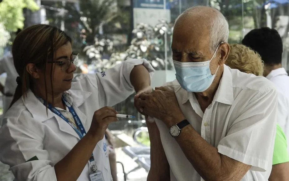 Mais de 9 milhões de doses da vacina bivalente contra a Covid-19 já foram aplicadas, mas número ainda está abaixo da meta