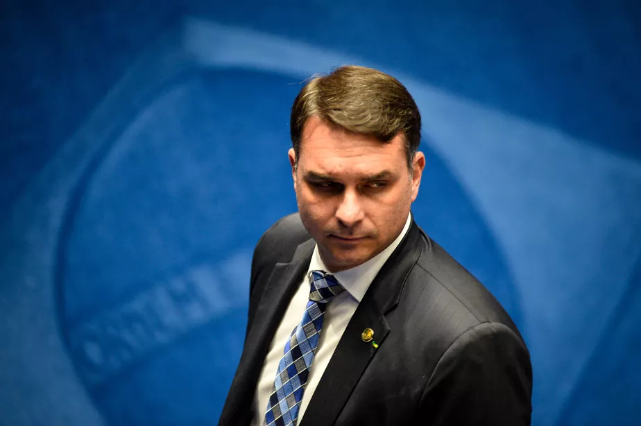 Flávio Bolsonaro diz que só é candidato a prefeito do Rio se o pai “abraçar de verdade a campanha”