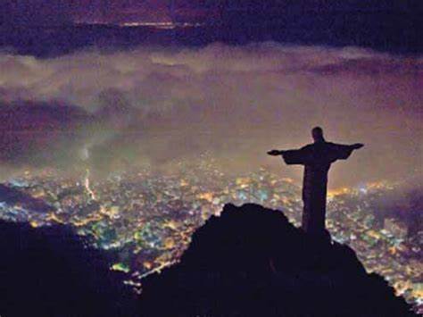 Cristo Redentor fica no escuro em protesto contra racismo e solidariedade a Vini Jr.