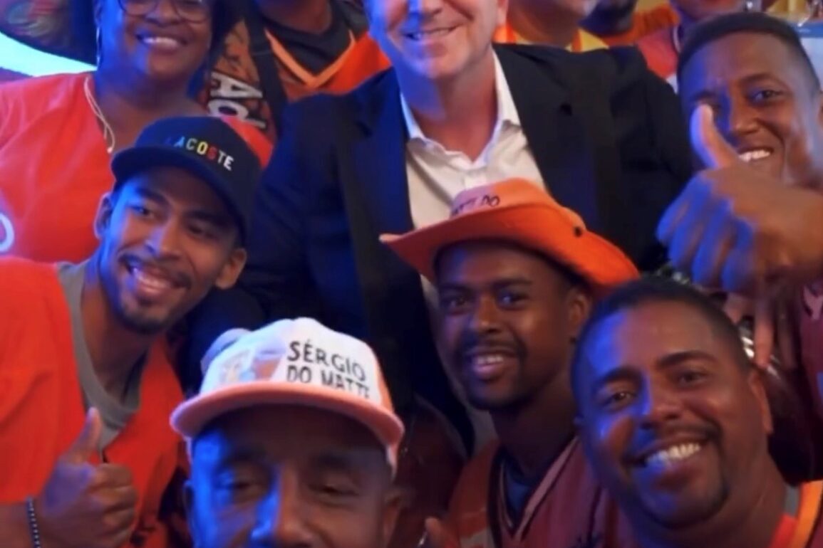 Paes faz festa no Palácio da Cidade para a entrega de licença aos ambulantes de mate (vídeo)